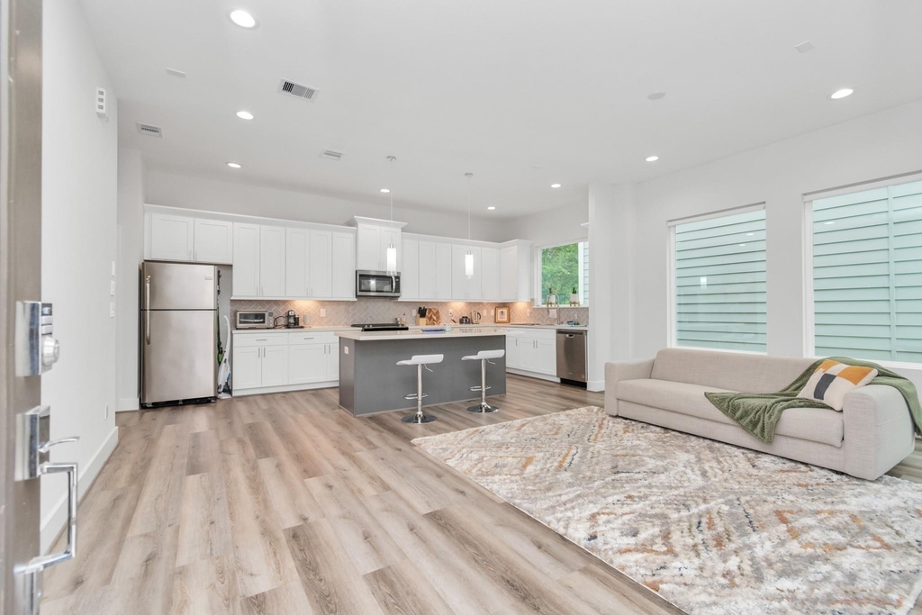 3360 Pinemont Drive - Photo 3