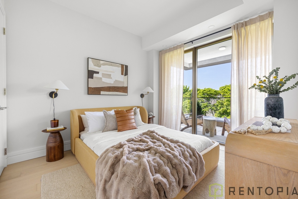960 Franklin Avenue - Photo 5