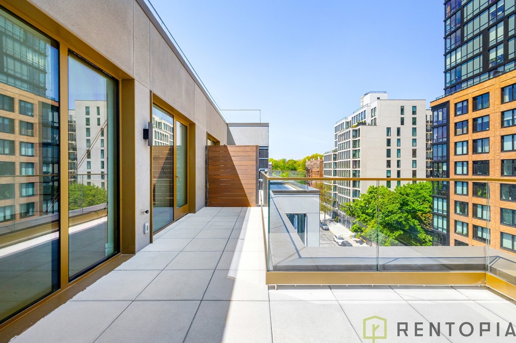 960 Franklin Avenue - Photo 0