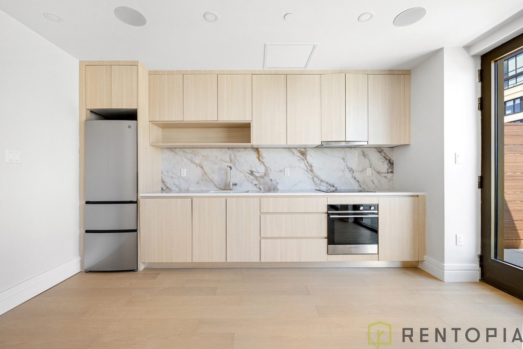 960 Franklin Avenue - Photo 3