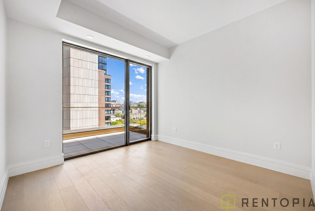 960 Franklin Avenue - Photo 4