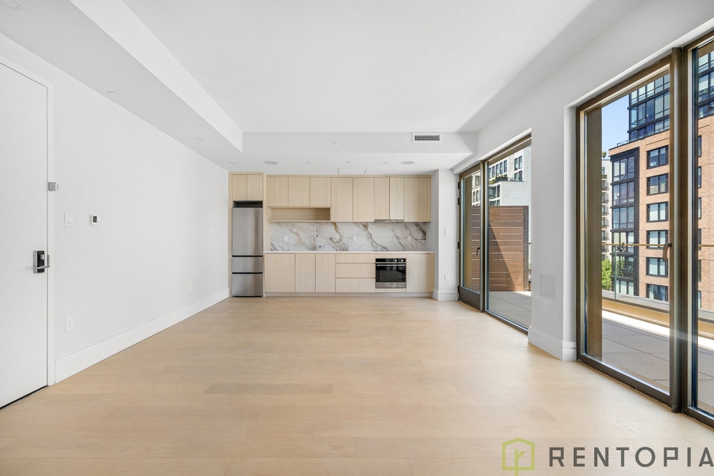 960 Franklin Avenue - Photo 1