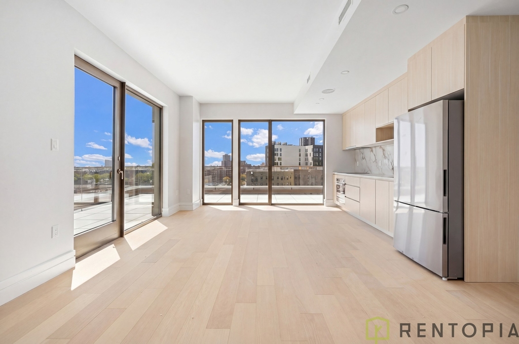 960 Franklin Avenue - Photo 0