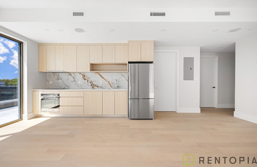 960 Franklin Avenue - Photo 2