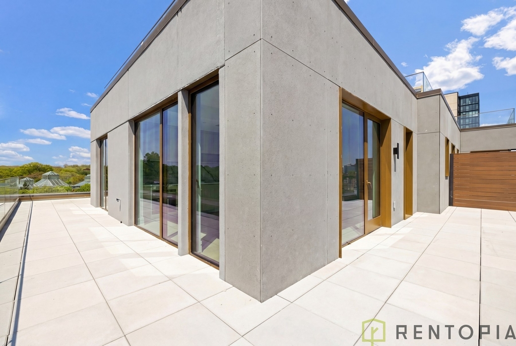960 Franklin Avenue - Photo 5