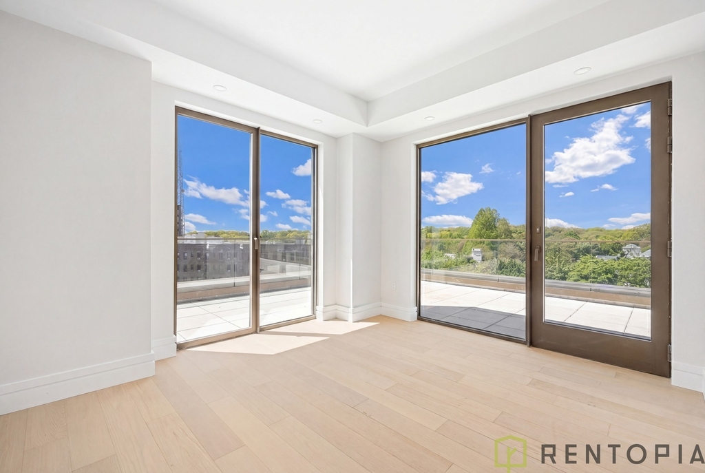 960 Franklin Avenue - Photo 4
