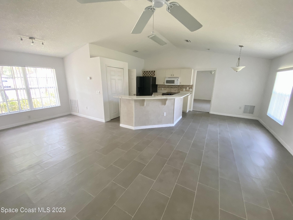 347 Americana Boulevard Ne - Photo 2