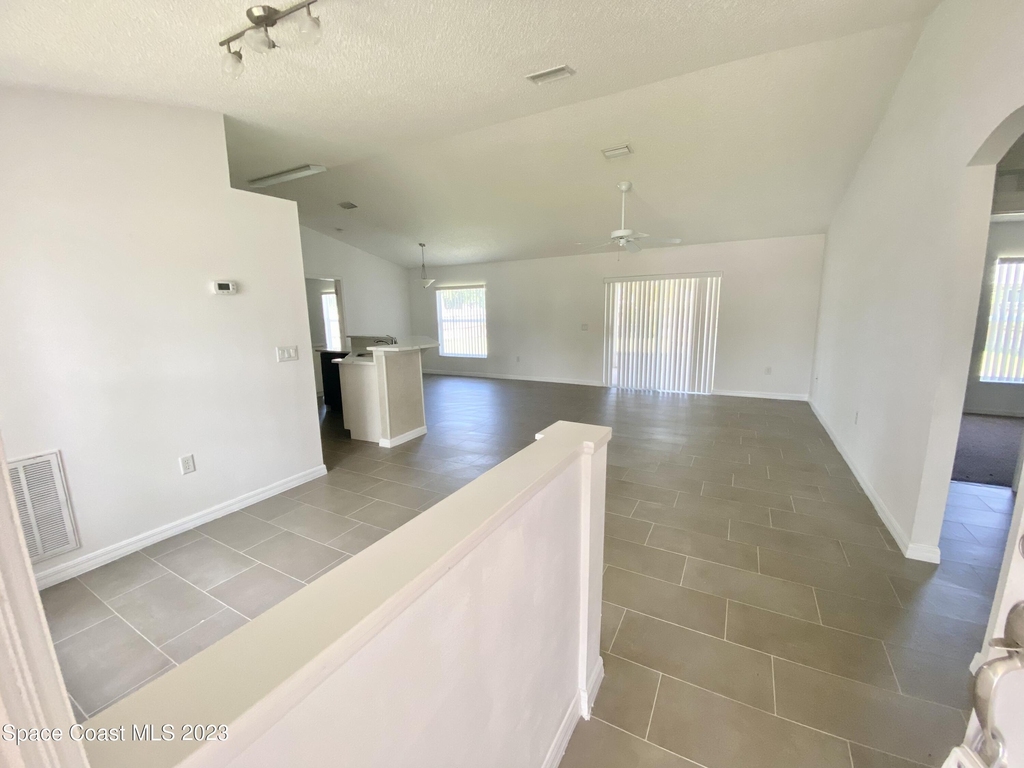 347 Americana Boulevard Ne - Photo 1