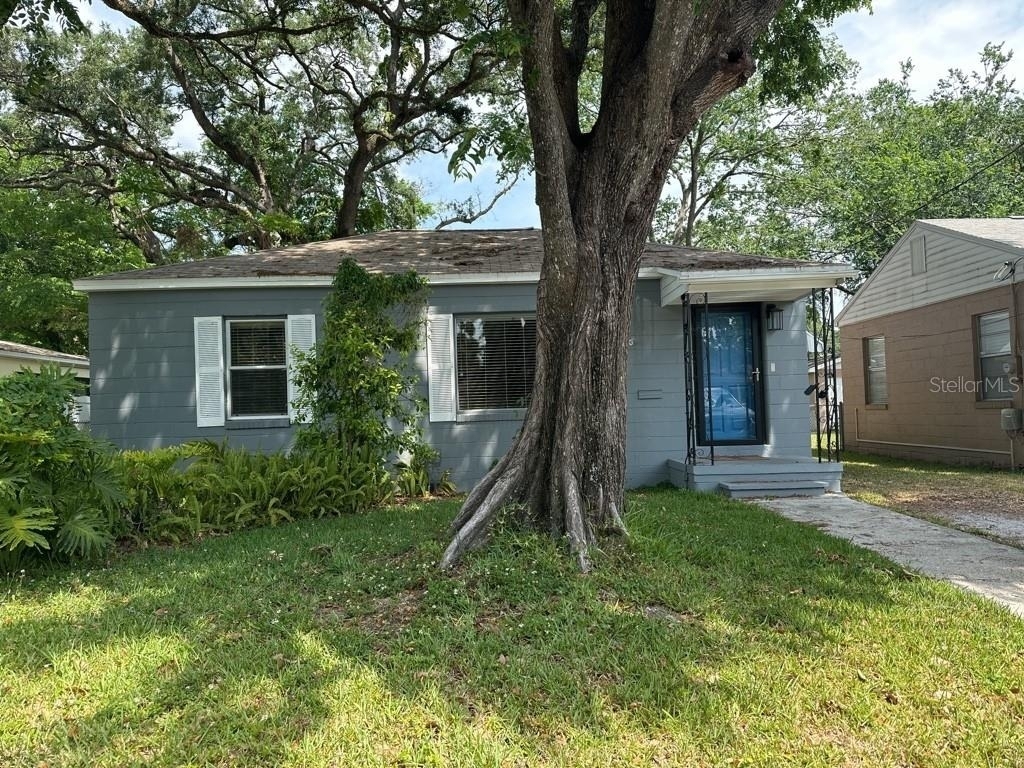 815 W Plymouth Street - Photo 1