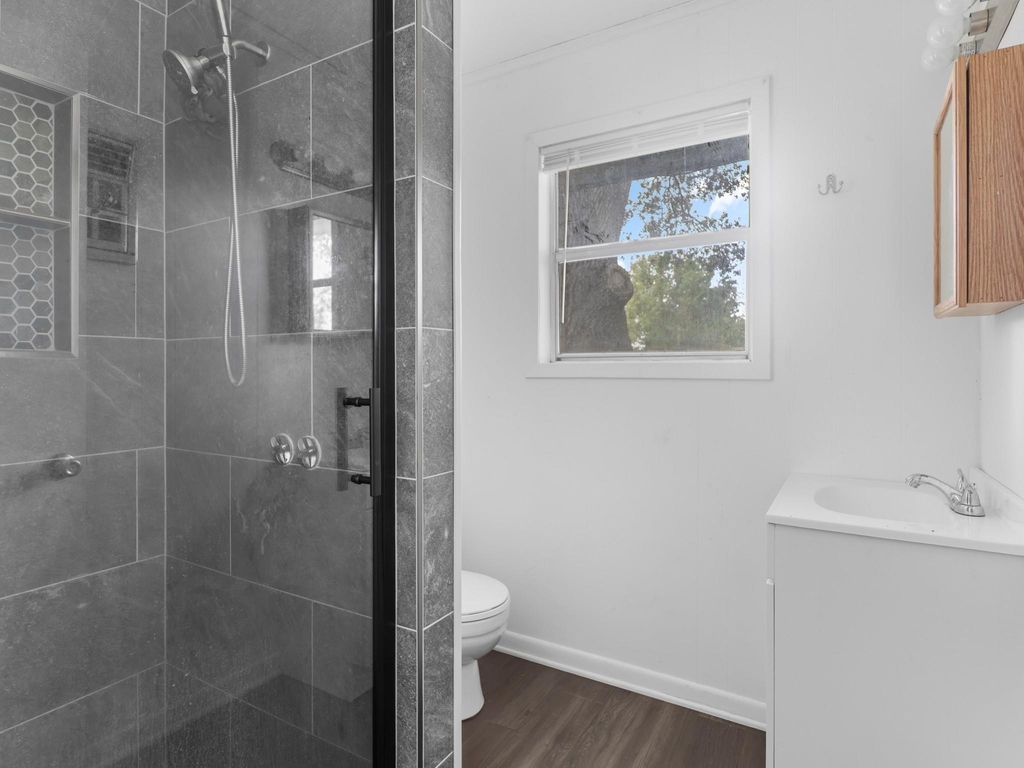 147 9th Street W - Photo 9
