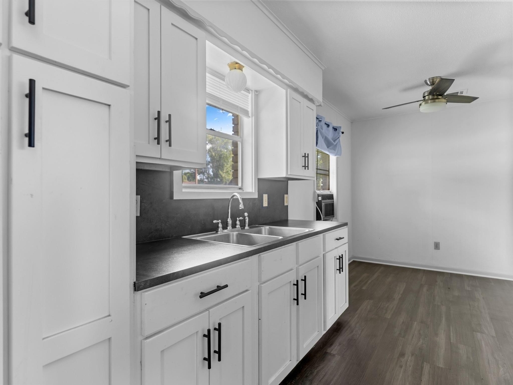 147 9th Street W - Photo 5