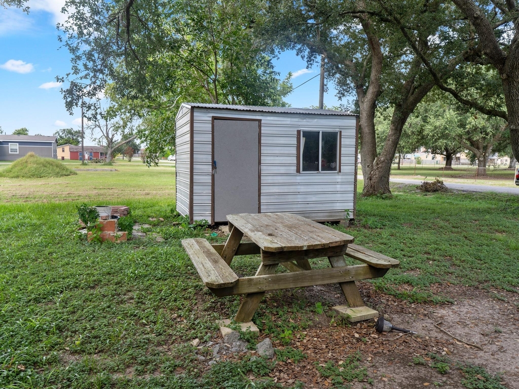 147 9th Street W - Photo 21