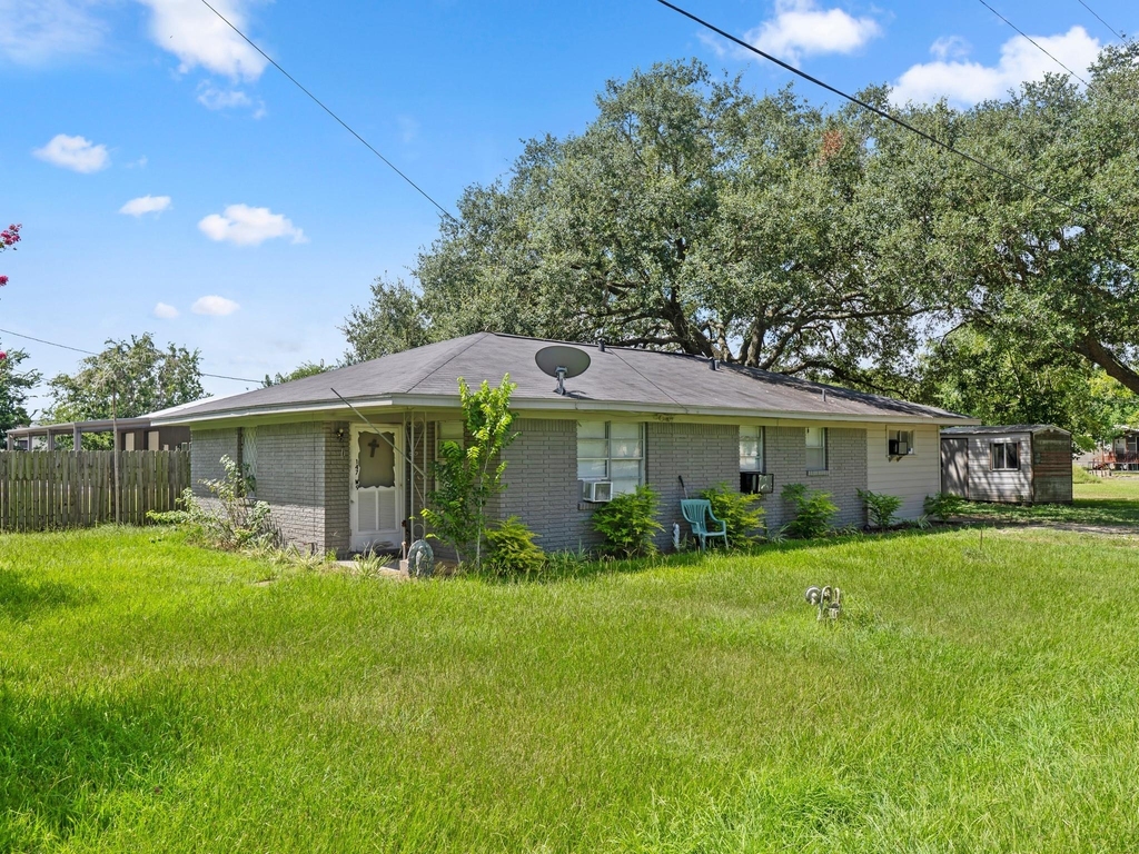 147 9th Street W - Photo 0