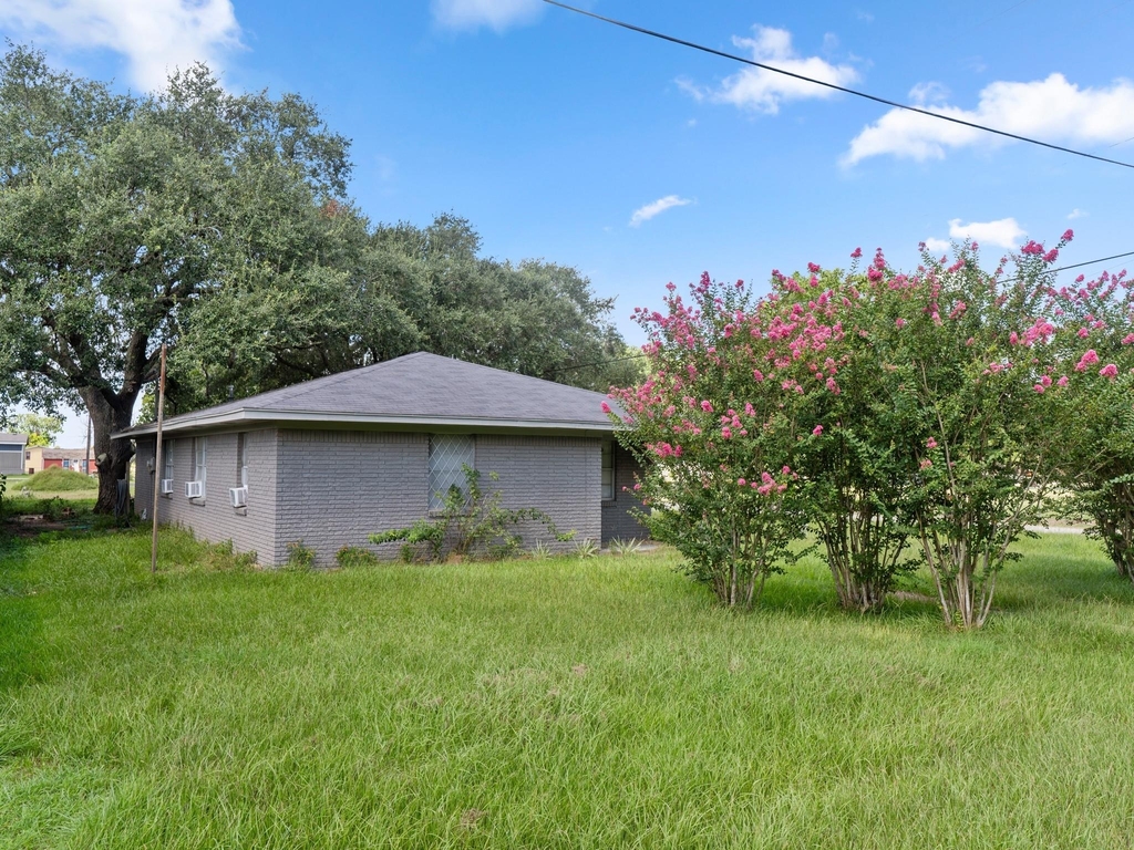 147 9th Street W - Photo 2