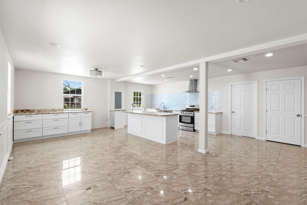 1903 Pinewoods Way - Photo 2