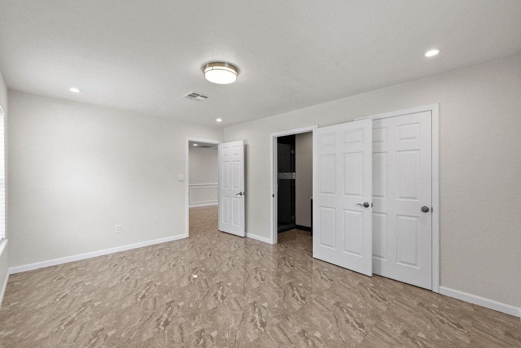 1903 Pinewoods Way - Photo 4