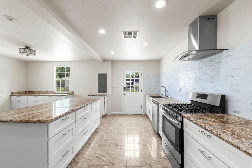 1903 Pinewoods Way - Photo 3