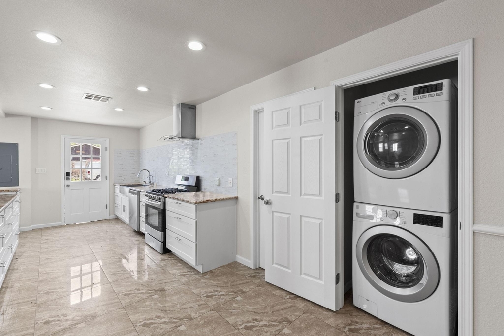 1903 Pinewoods Way - Photo 7