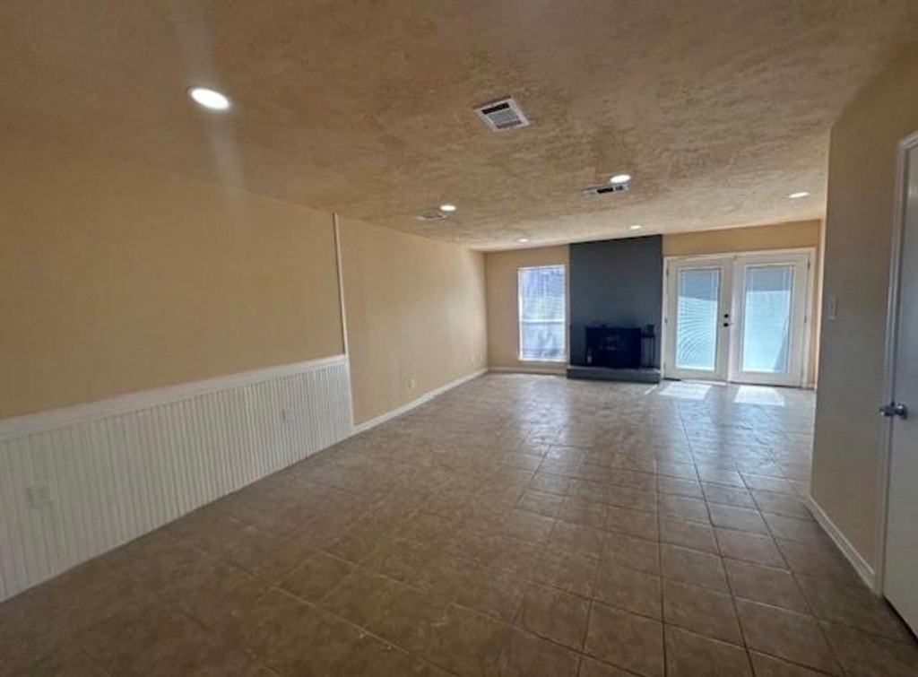 5921 Arncliffe Drive - Photo 3