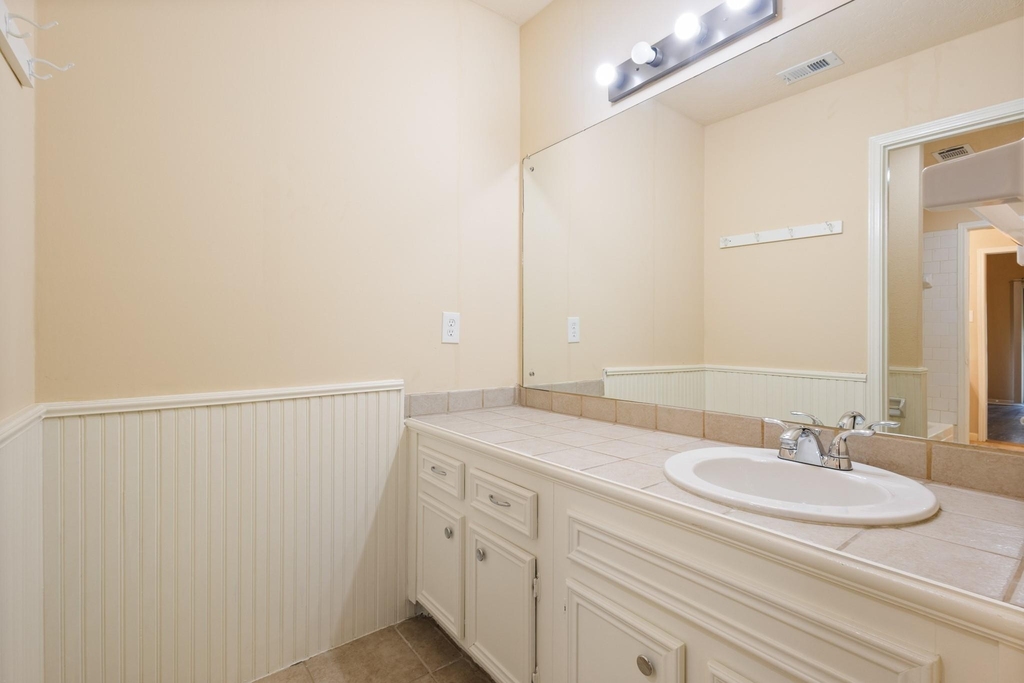 5921 Arncliffe Drive - Photo 14