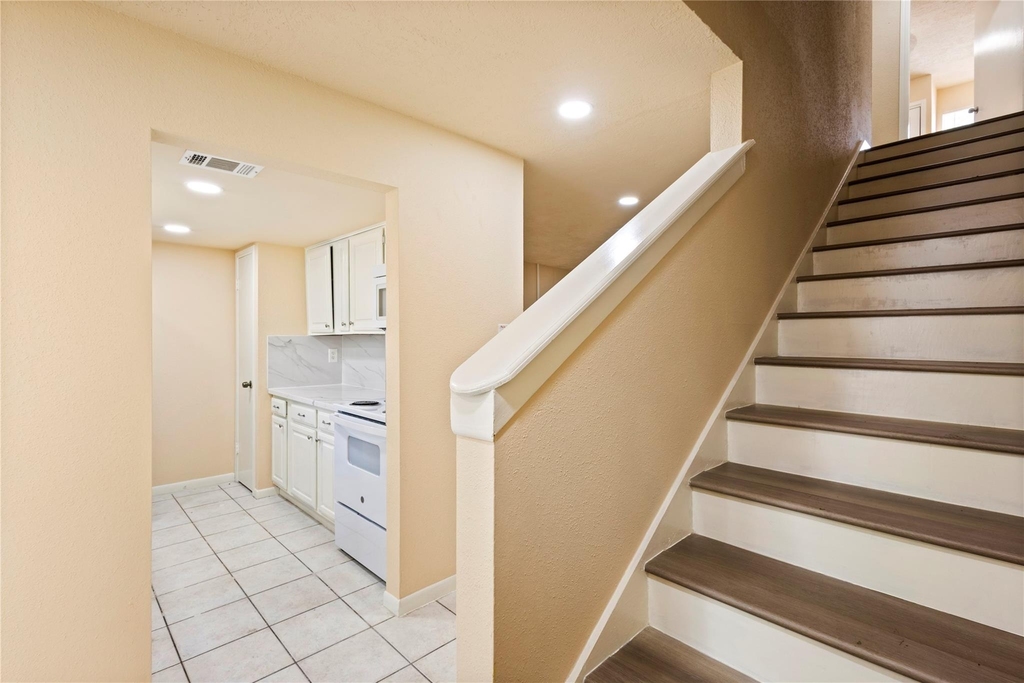 5921 Arncliffe Drive - Photo 3