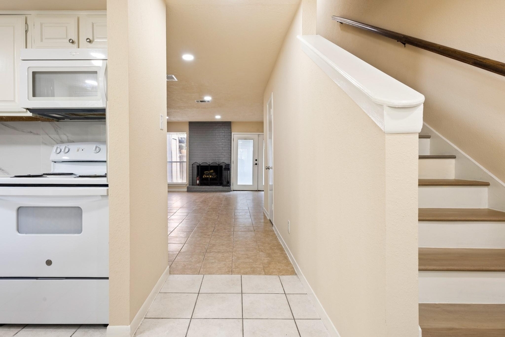 5921 Arncliffe Drive - Photo 2