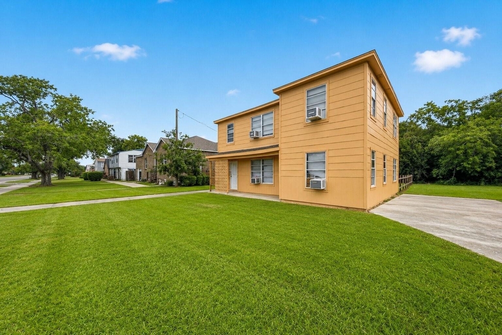 1028 5th Avenue N - Photo 2