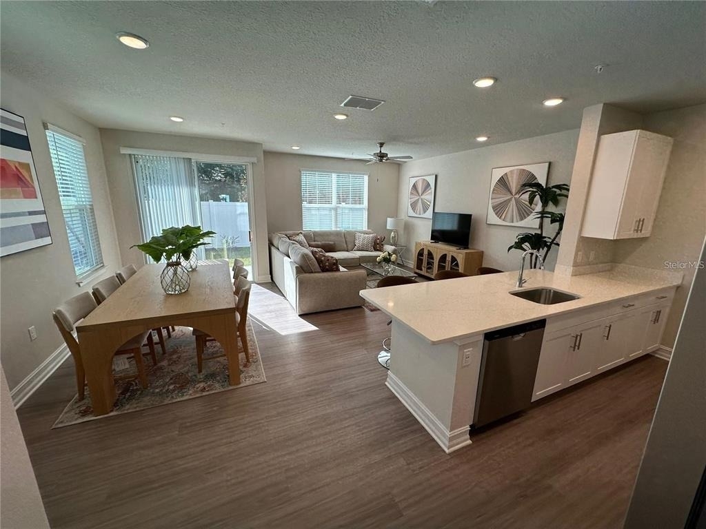 1019 E Caroline Street - Photo 7