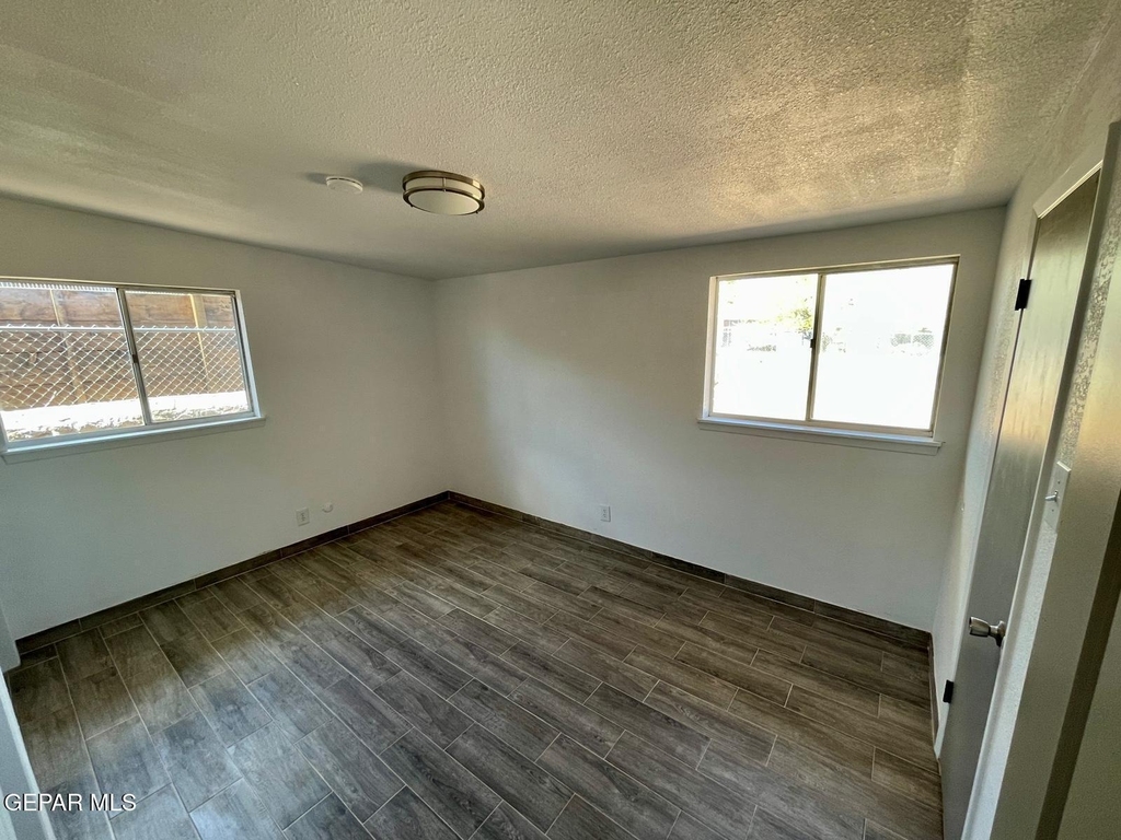 4917 Royal Drive - Photo 9