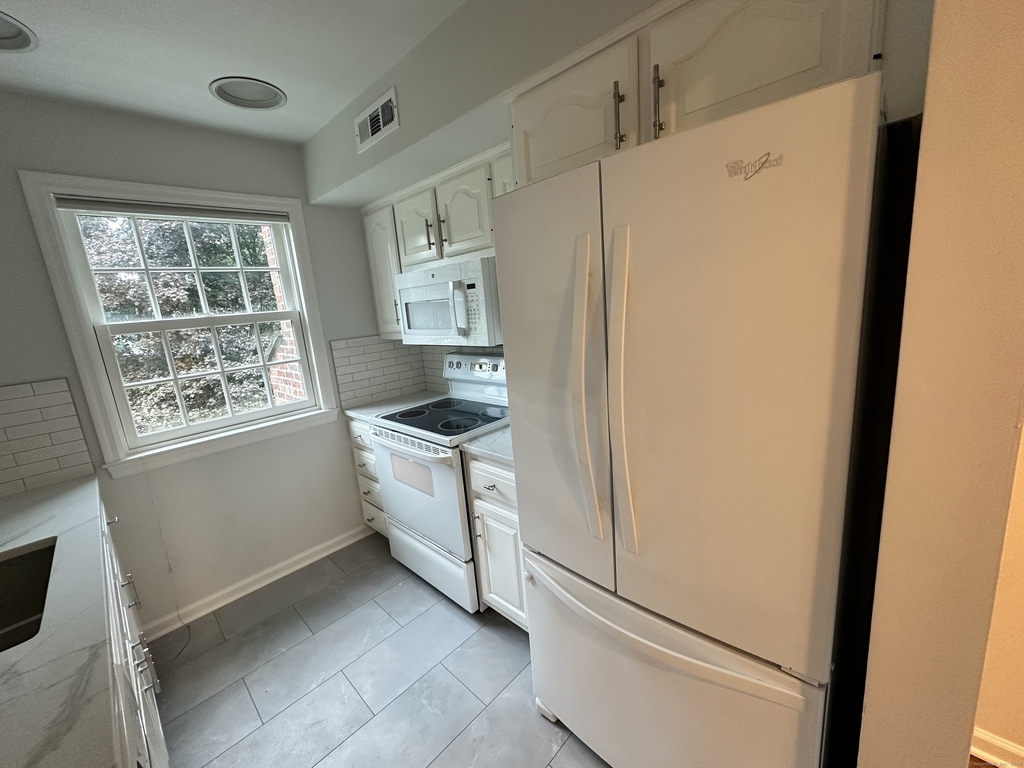 11 Pond Lane - Photo 2