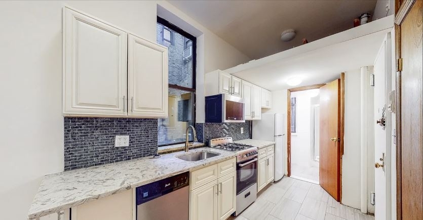 1654 Third Ave - Photo 2