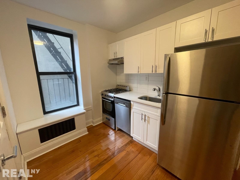 1427 York Ave - Photo 3