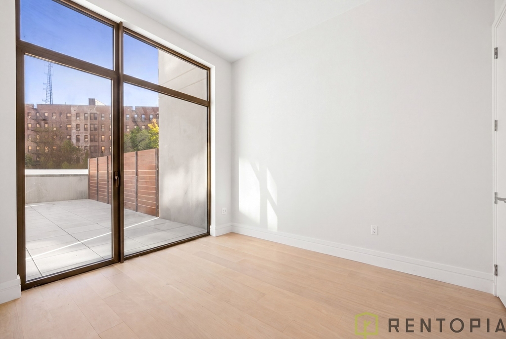 960 Franklin Ave - Photo 5
