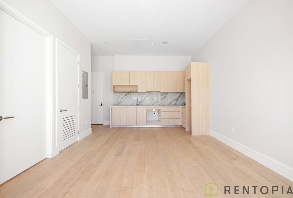 960 Franklin Ave - Photo 2