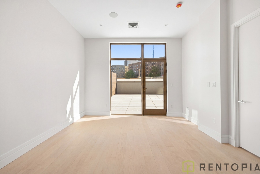 960 Franklin Ave - Photo 1