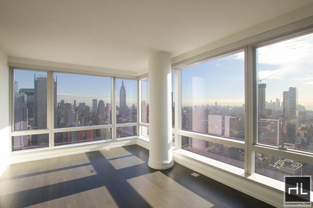 Tenth Avenue - Photo 0