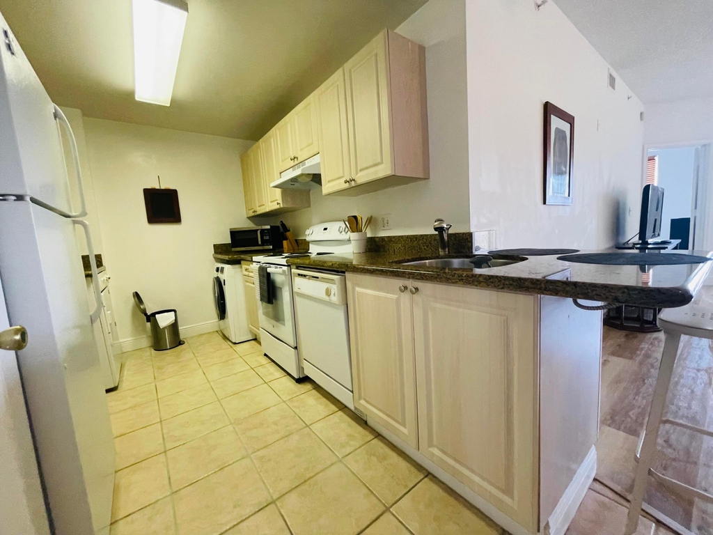 2040 Greenview Shores Boulevard - Photo 11