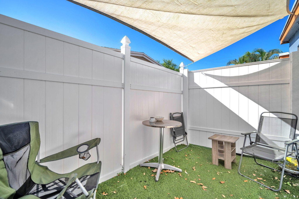 7151 Nw Taft Street - Photo 2