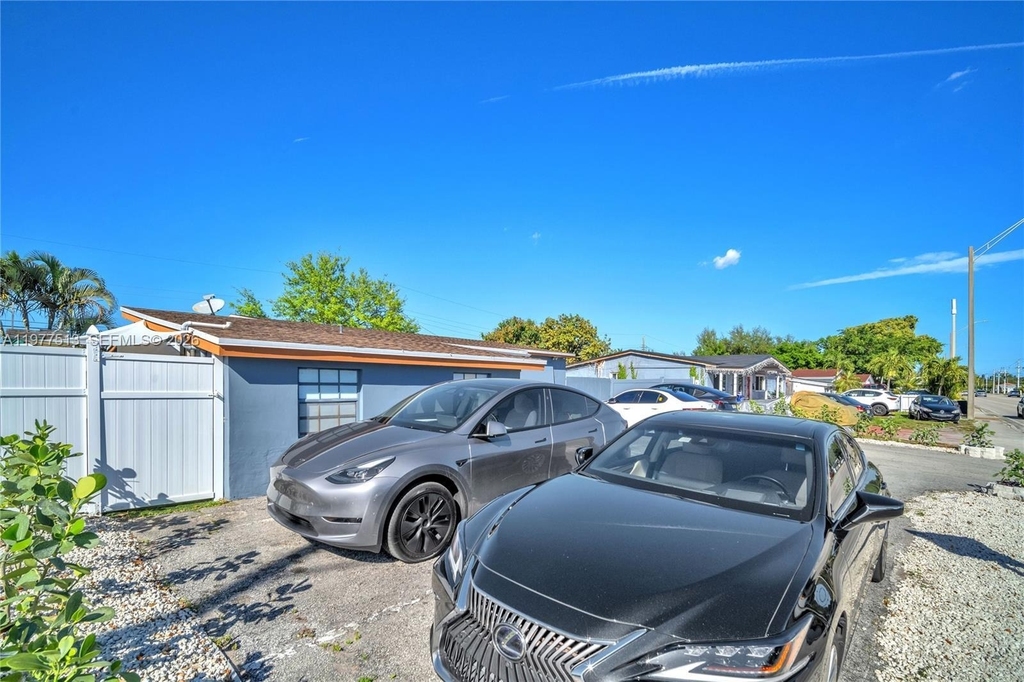7151 Nw Taft Street - Photo 1