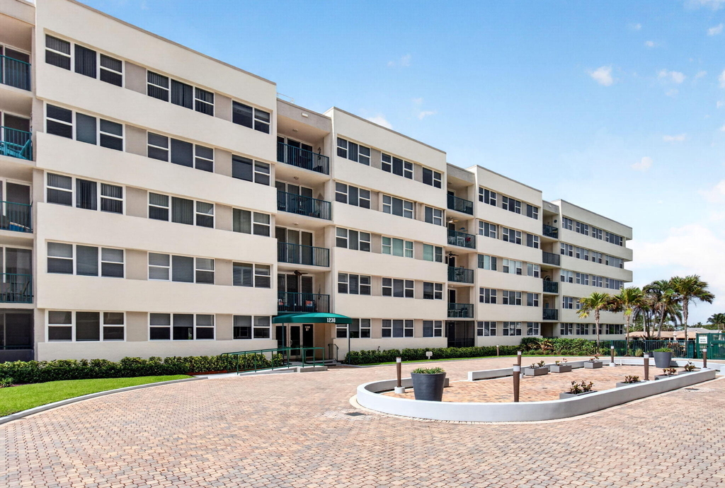 1236 Hillsboro Mile - Photo 1