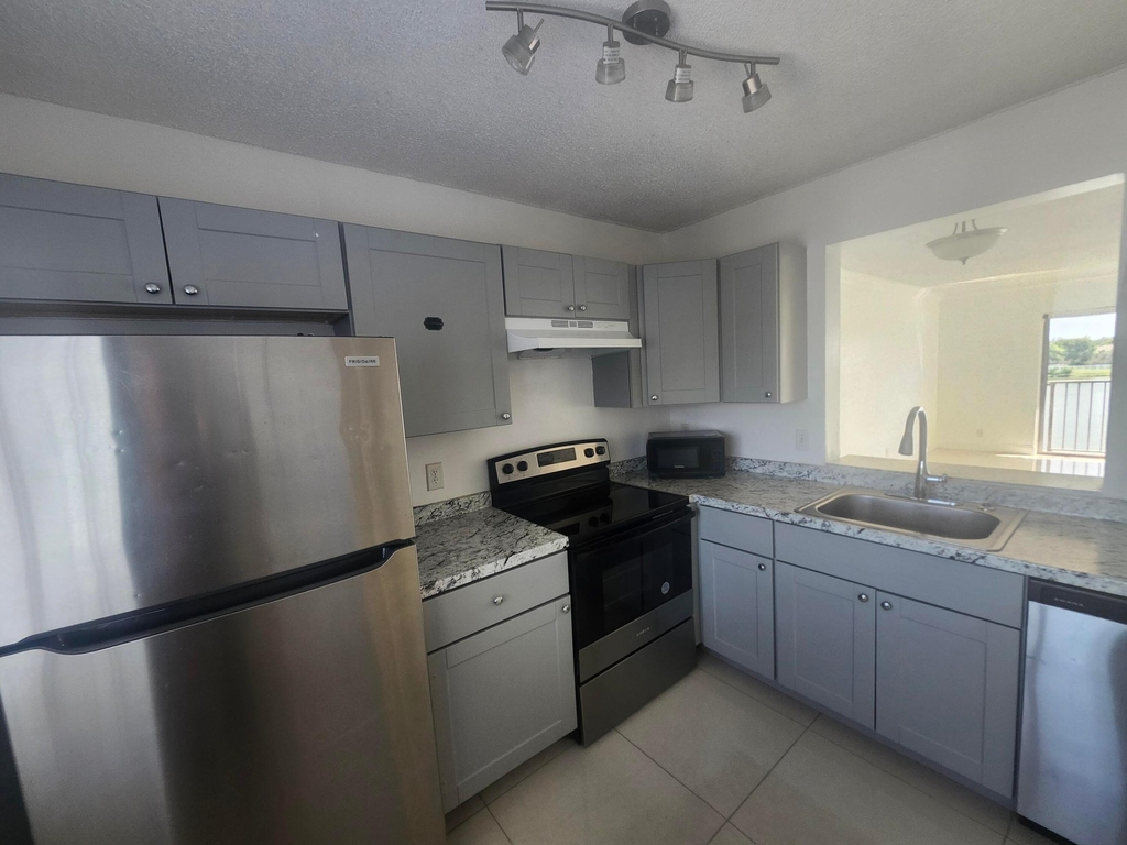 8600 N Sherman Circle N - Photo 6
