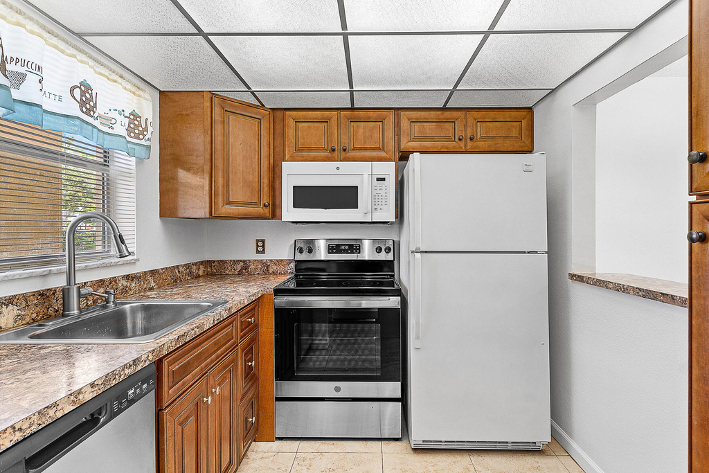 9855 Sandalfoot Boulevard - Photo 2