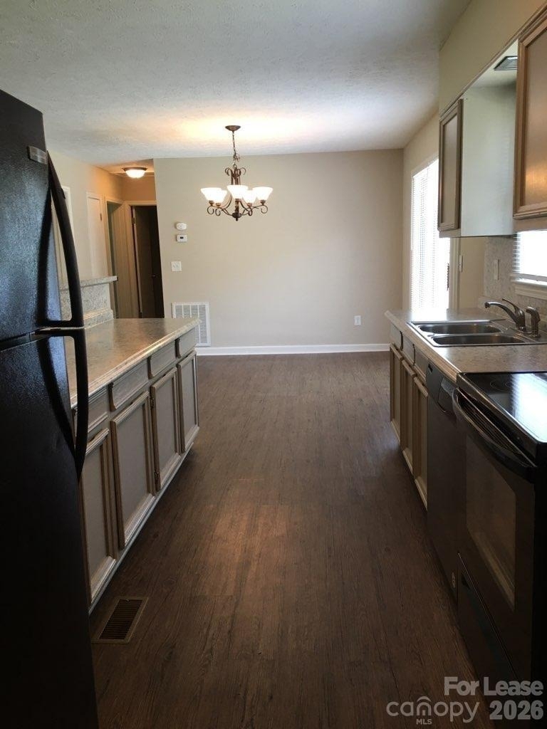 311 Hillcrest Drive - Photo 3