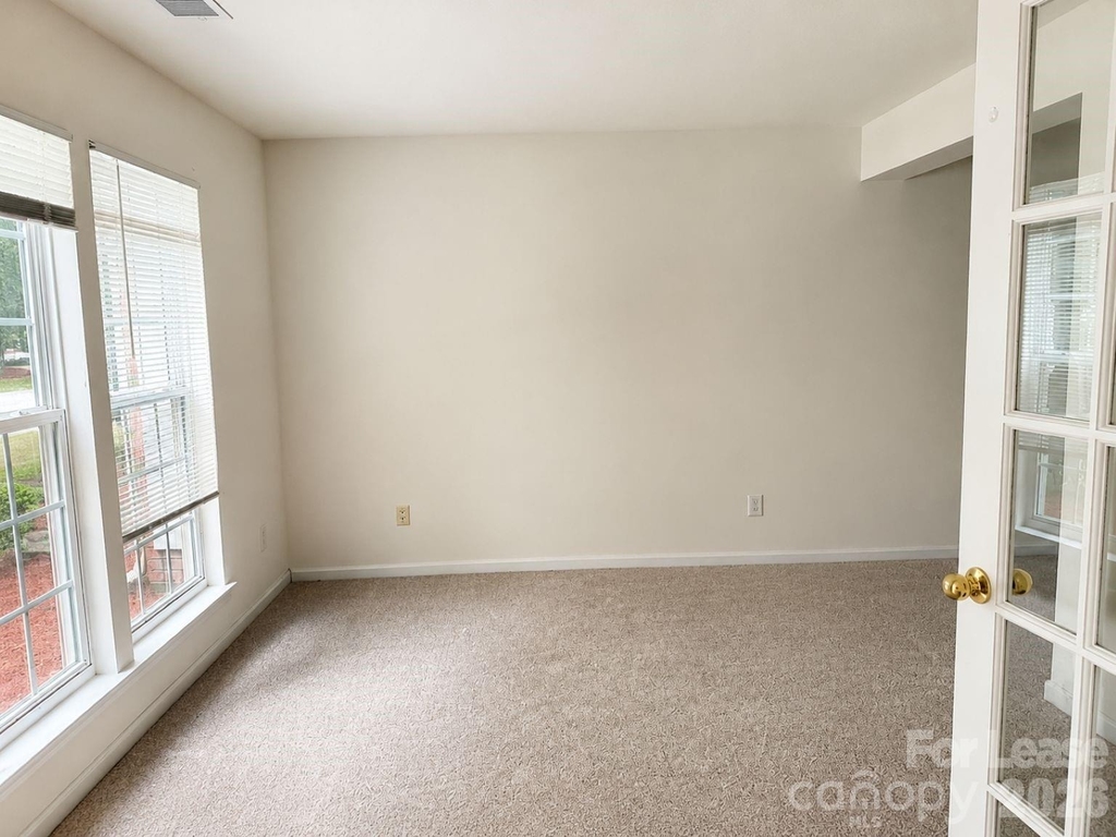 913 Tiger Lane - Photo 2