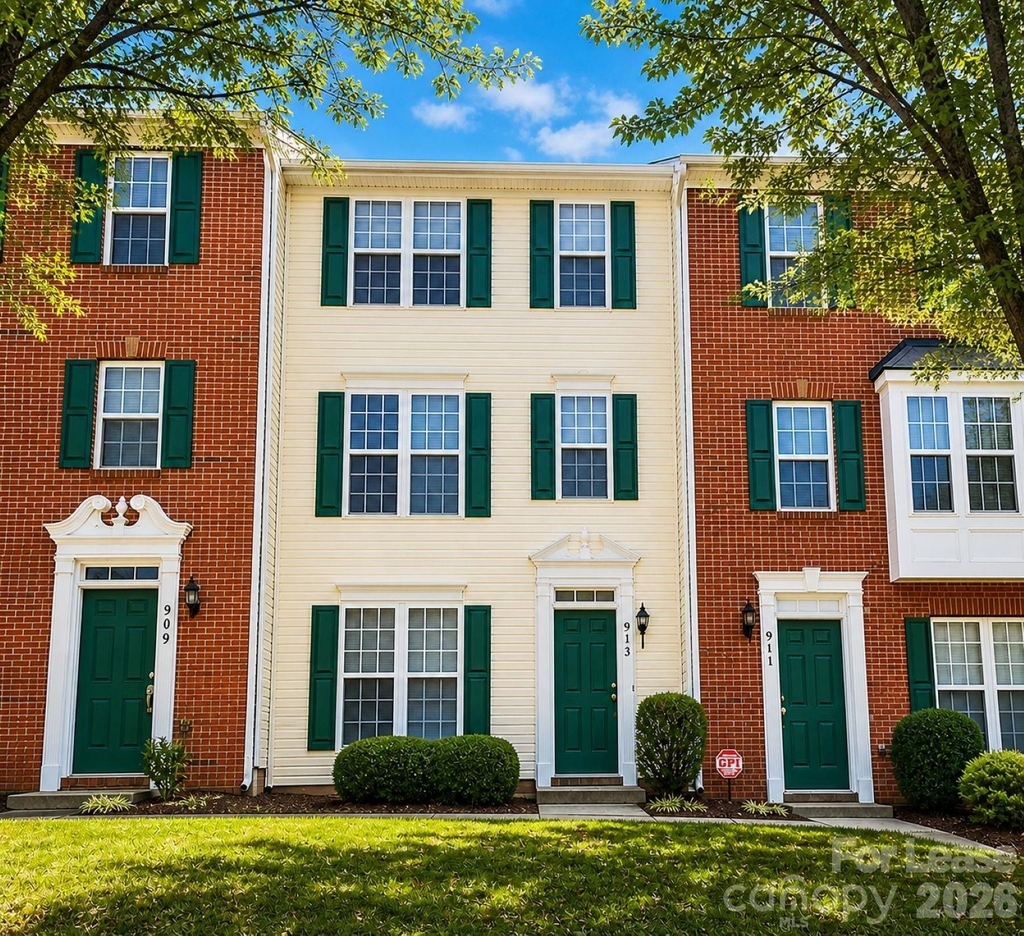 913 Tiger Lane - Photo 0