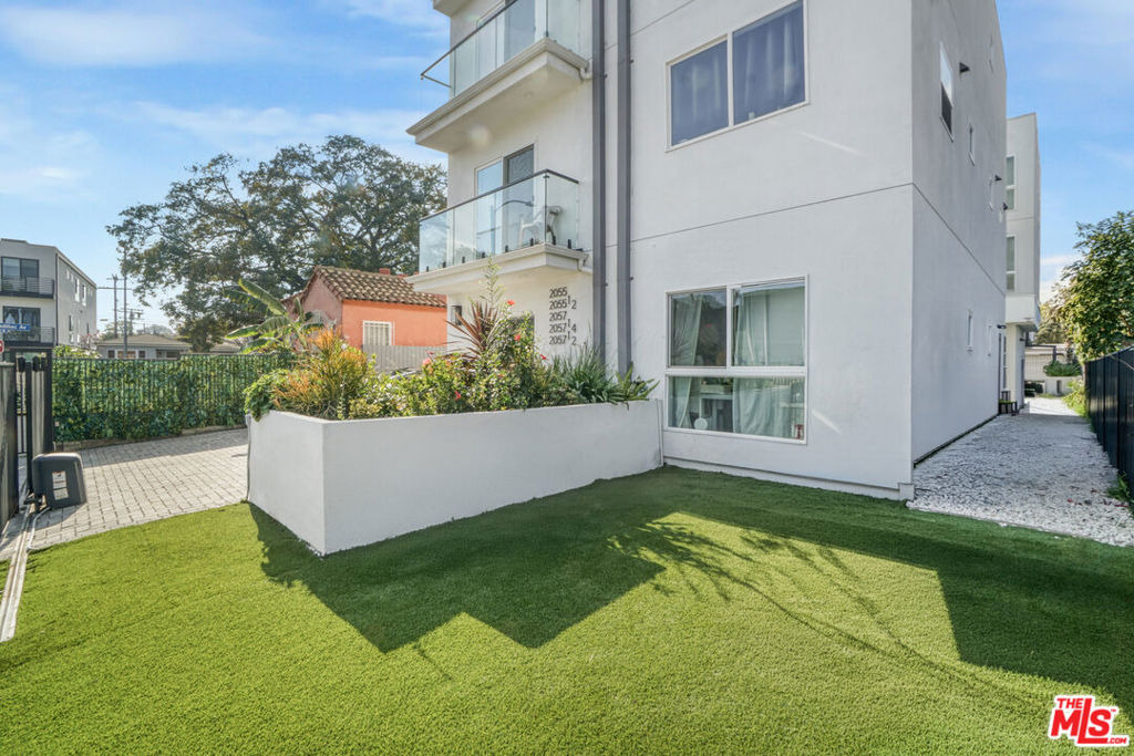 2057 2/4 S Garth Avenue - Photo 36