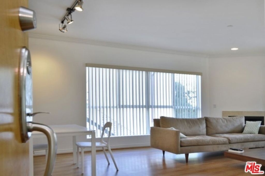 10633 Eastborne Avenue - Photo 2
