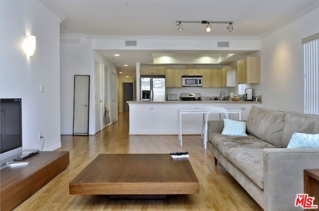 10633 Eastborne Avenue - Photo 4
