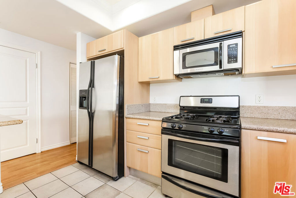 10633 Eastborne Avenue - Photo 7