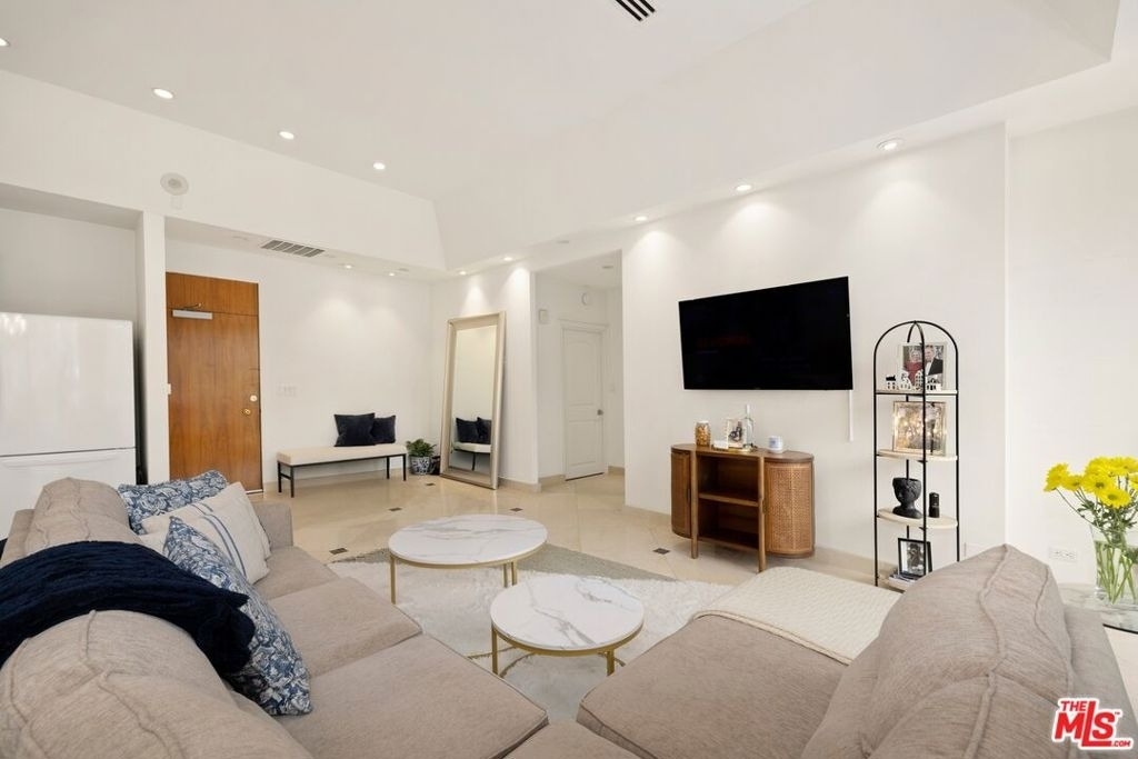 2220 Avenue Of The Stars - Photo 2